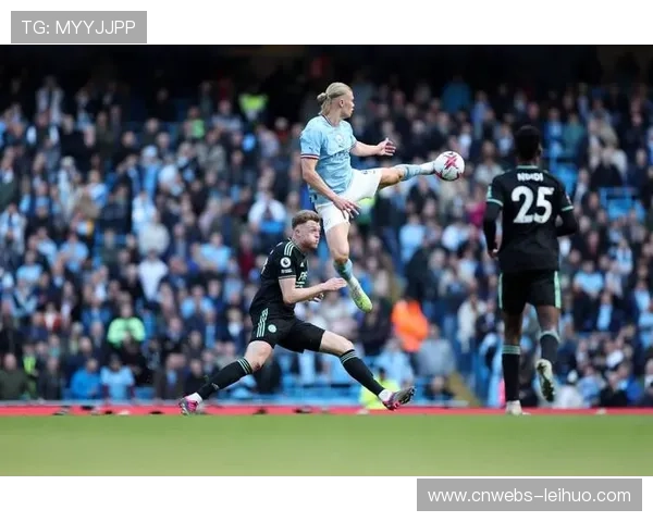 瞬间特写：奥纳纳神扑化解哈兰德必进球，老特拉福德掌声雷动