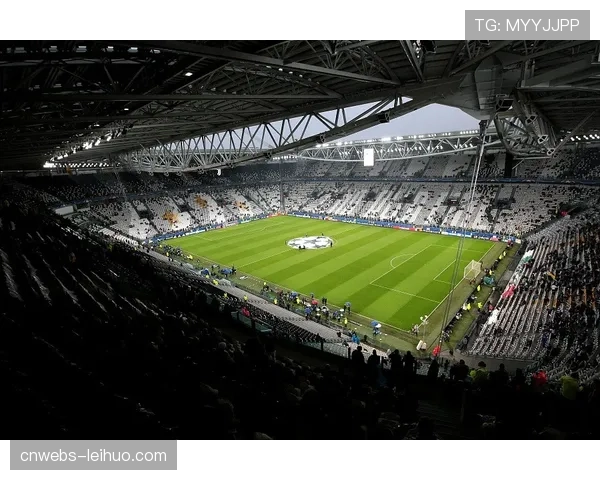 都灵德比赛前,尤文图斯全队已抵达都灵安联球场进行踩场训练 都灵德比赛前,尤文图斯全队已抵达都灵安联球场进行踩场训练