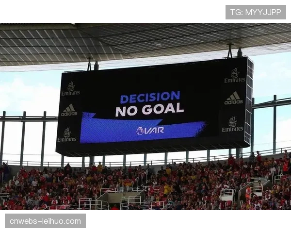 特写镜头:裁判查看VAR回放长达五分钟,最终维持红牌判罚 特写镜头:裁判查看VAR回放长达五分钟,最终维持红牌判罚